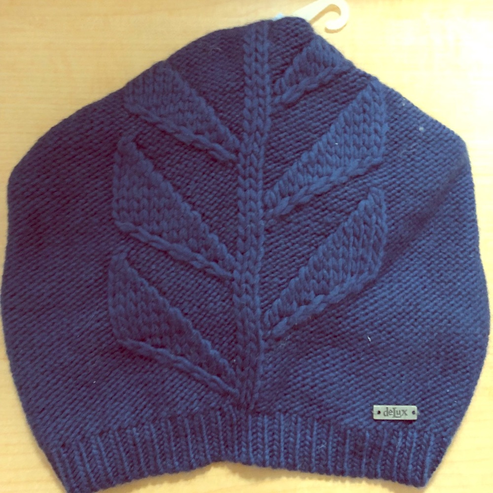 DeLux blue vine beanie
